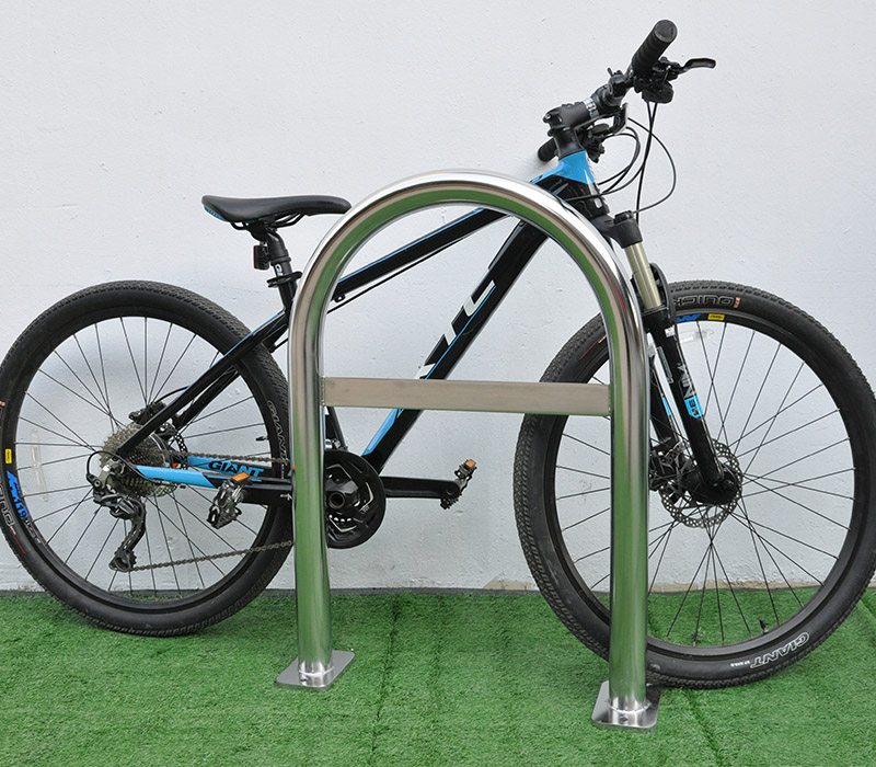 Bodenmontierter U-förmiger Fahrradständer aus Edelstahl