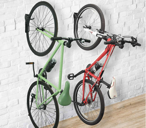 Einfacher schwarzer Fahrradhalter für die Wandmontage mit Reifenablage für den Laden