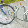 Wandmontierter vertikaler Fahrradträger aus Metall mit Aufbewahrungshaken