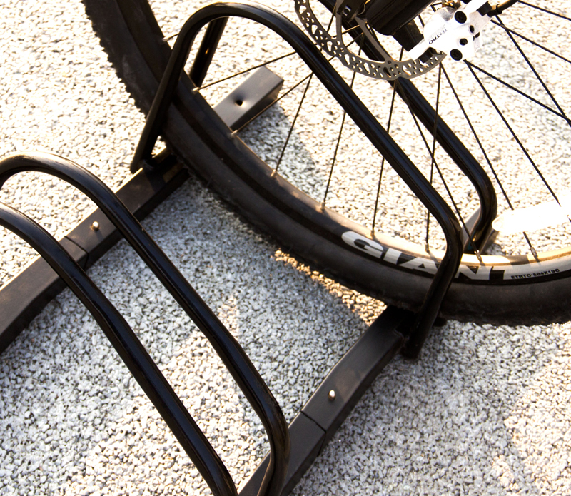 Hochbelastbarer, verzinkter, bodenmontierter Fahrradständer im U-Stil für 5 Fahrräder