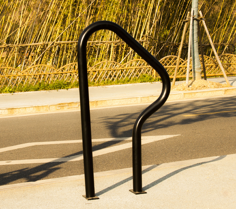 Gebogener Fahrradpoller aus schwarzem Stahl für Fahrradschließfächer